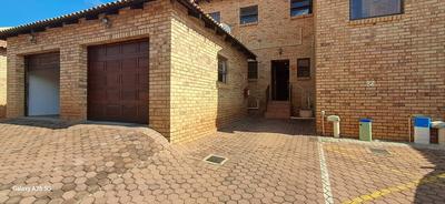 Apartment / Flat For Sale in Chancliff Ridge, Krugersdorp