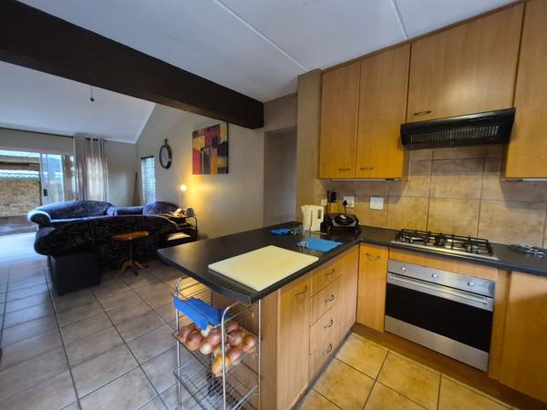 Townhouse For Sale in Radiokop, Roodepoort