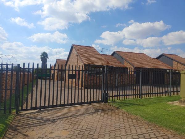 Townhouse For Sale in Wilro Park, Roodepoort
