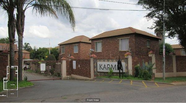 Townhouse For Sale in Florida Glen, Roodepoort