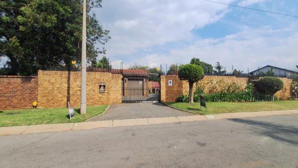 House For Sale in Constantia Kloof, Roodepoort